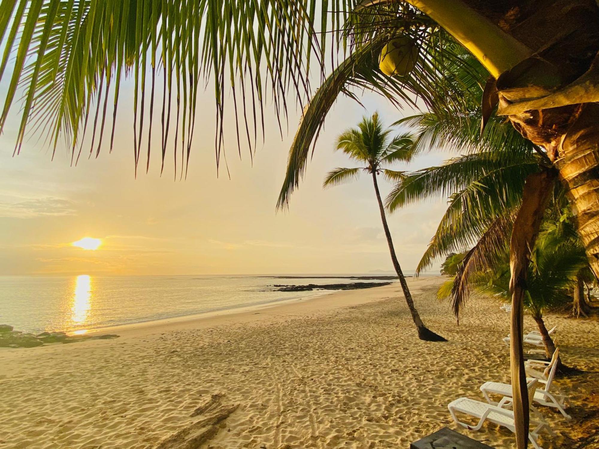 Sonny Island Resort Cabanas Frente Al Mar Punta Bajo Rico Kültér fotó